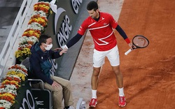 SỐC: Djokovic lại đánh bóng trúng mặt trọng tài tại Roland Garros