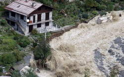 Mưa lũ cuốn phăng nhà cửa và đường sá tại Pháp và Italy