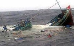 Chìm tàu chở hàng trên biển, 11 người bị trôi dạt giữa sóng dữ  
