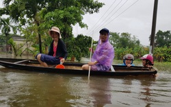 ẢNH: Ngập úng, người dân di chuyển bằng ghe tại Đà Nẵng