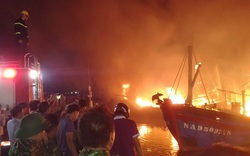 Nóng: 4 tàu đánh cá bốc cháy dữ dội tại cảng Lạch Quèn

