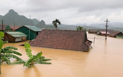 Quảng Bình: Lũ dâng tận nóc nhà, nhiều làng mạc chìm sâu trong nước
