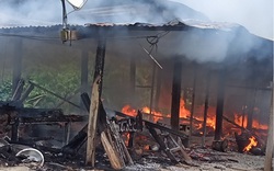 Quảng Nam: Nhà dân cháy rụi trong mưa lũ