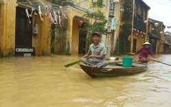 Lũ sông Thu Bồn lên báo động 3, du khách bơi thuyền trong phố cổ Hội An