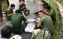 Xúc động cảnh ăn vội, đội mưa tìm người mất tích do sạt lở đất ở Quảng Nam
