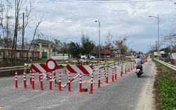 Quảng Ngãi: Dựng rào, cắm biển giảm họa cho tường chắn bê tông ở cầu Trà Bồng