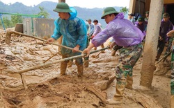 Trường học hư hỏng, học sinh khó khăn sau lũ, sao có thể nhận hoa chúc mừng ngày 20/11