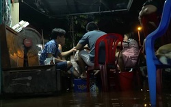 VIDEO: Ăn cơm tối giữa dòng nước ngập vì triều cường ở TP.HCM