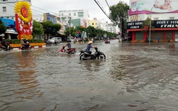Đường phố Bạc Liêu thành sông sau trận mưa 2 tiếng