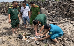 An Giang: Xúc đất, phát hiện hàng trăm viên đạn và súng