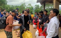 Hoa hậu H'Hen Niê lội bùn đến thăm nạn nhân sạt lở đất ở Nam Trà My