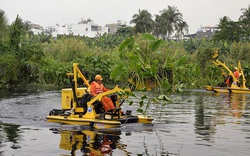 TP.HCM: Nỗ lực tìm cách vớt, thu gom chất thải rắn trên sông