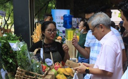 Lần đầu tiên có phiên chợ bán rau, củ, quả trồng theo cách lạ ở TP.HCM, cứ mua 1 tặng 1