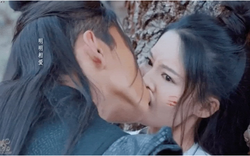 Mỹ nhân phim cổ trang Trung Quốc bị dàn mỹ nam cưỡng hôn quá đà, fan xót xa