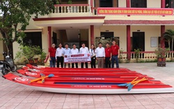 Quảng Trị: Đoàn thanh niên Agribank trao tặng 20 thuyền Composite cho người dân vùng lũ