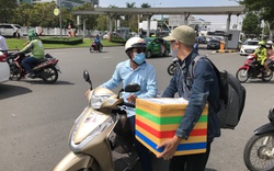 ẢNH: Hành khách vã mồ hôi đón xe rời sân bay Tân Sơn Nhất sau quy định phân làn mới