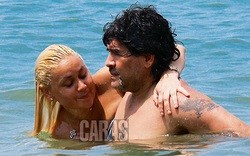 Sở thích tình dục quái dị của Maradona: Bắt người tình mặc đồ... cảnh sát