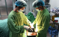 Phẫu thuật thành công bàn tay bệnh nhân bị máy xay thịt cuốn dập nát 