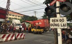 Bình Dương: Nhân viên đường sắt nghi ngủ quên không đóng rào chắn, tàu hỏa đâm văng container 