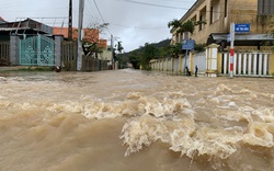 Quảng Ngãi: Bão chồng bão, hàng loạt khu dân cư chìm trong nước