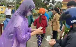 Thủy Tiên trùm áo mưa phát tiền cho người dân Quảng Trị, "phớt lờ" anti-fan kêu gọi tẩy chay