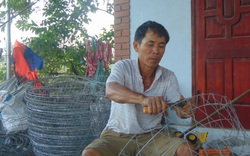 Hai vợ chồng ông nông dân tỉnh Thái Nguyên chỉ ngồi nhà đan bu úp gà cũng ra gần 1 triệu/ngày
