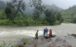 Giải cứu toàn bộ du khách và người dân bị mắc kẹt trên núi Tà Giang