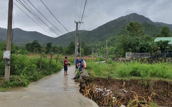 Khánh Hòa: Băng qua suối, 3 cha con bị lũ cuốn trôi