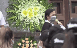 Nghẹn lòng NSƯT Hoài Linh tiễn linh cữu nghệ sĩ Chí Tài ra sân bay, fan khóc nức nở dưới mưa
