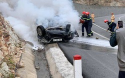 Đi lễ chùa Yên Tử ngày mùng 1, xe ô tô đâm vào vách núi, lật ngửa rồi bốc cháy
