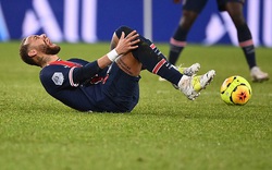 Bị đồng hương triệt hạ, Neymar khóc rưng rức nằm cáng rời sân
