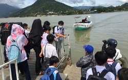 Nha Trang: Cầu gỗ bị cuốn trôi, hơn 200 học sinh xã Vĩnh Ngọc phải tạm đi đò đến trường