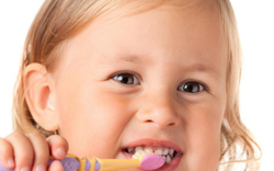 Cho trẻ dùng lẫn kem đánh răng của người lớn: Chuyên gia khuyến cáo gì?