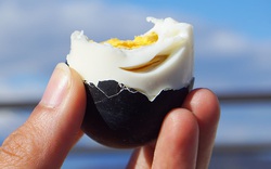 Sốt rần rần loại trứng gà đen như hòn than "ăn 1 quả thọ thêm 7 năm", giá gần 200 nghìn/quả