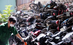 ẢNH: Hàng trăm xe máy vô chủ chất đống tại hai bến xe ở TP.HCM