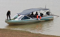Ca nô không trang bị áo phao vô tư chở du khách qua hồ ĐanKia - Suối Vàng