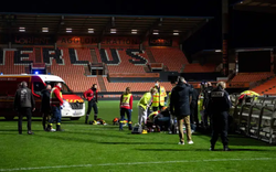 Hy hữu: Nhân viên của CLB Lorient bị cột đèn đổ trúng đầu