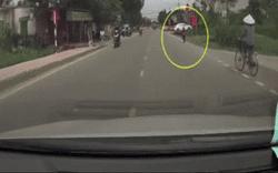 Clip nóng: Chạy sang đường không quan sát, cháu bé bị ô tô đâm trọng thương