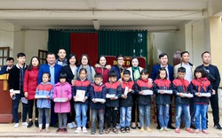 Nghệ An: Trao tặng vở cho học sinh ở vùng bị thiệt hại sau lũ