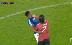 Clip: Nổi máu côn đồ và đấm trung vệ Everton, Cavani "thoát" thẻ đỏ