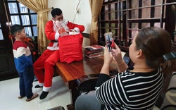 Đà Nẵng: Ông già Noel đội mưa "chạy show" tặng quà Giáng sinh