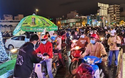 Đà Nẵng: Người dân vui chơi Giáng sinh vẫn không quên mang khẩu trang