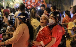 Sài Gòn: Đường tắc nghẽn vì người dân nô nức đi chơi Giáng sinh