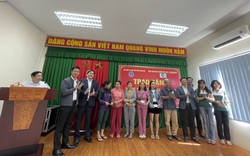 Bảo hiểm xã hội TT-Huế phối hợp Vietcombank tặng thẻ BHYT cho gần 350 người dân 