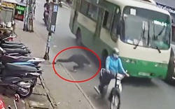 Video: Thương tâm khoảnh khắc đang đứng bên vỉa hè, nam thanh niên bất ngờ lao đầu vào gầm xe buýt tử vong