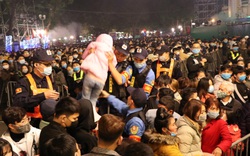 Cảnh sát giải cứu hàng chục người già, trẻ nhỏ khỏi đám đông xô đẩy, một cô gái trẻ ngất xỉu tại chỗ