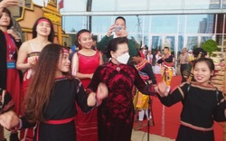 CLIP: Chủ tịch Quốc hội Nguyễn Thị Kim Ngân hòa cùng điệu múa đặc sắc các dân tộc thiểu số Việt Nam 