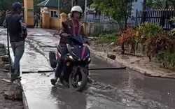 Truy tìm người đàn ông chạy xe máy giữa đường bê tông đang làm