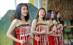 CLIP: Thiếu nữ xinh đẹp khoe vai trần hòa cùng điệu múa các dân tộc dưới thời tiết lạnh buốt ở Thủ đô