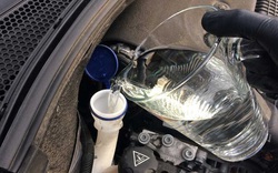Dùng nước lã thay nước rửa kính ô tô được không?